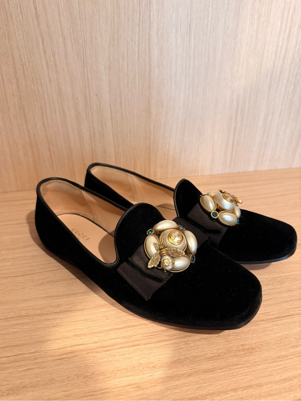 Gucci Etoile Faux Pearl & Bee Embellished Velvet Loafers Black